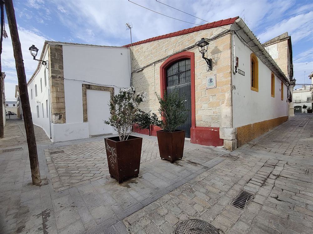 Esquina de calles encaladas con balcones en el casco histórico de Jerez (fotografía de archivo)
