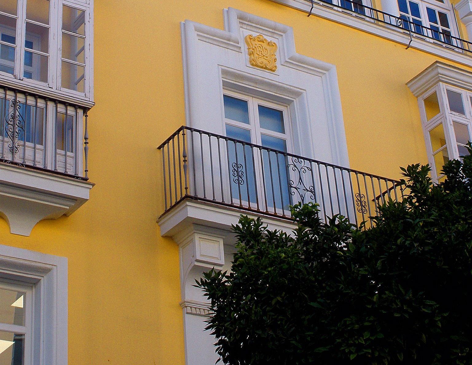 Fachada con balcones de forja en el casco histórico de Jerez de la Frontera